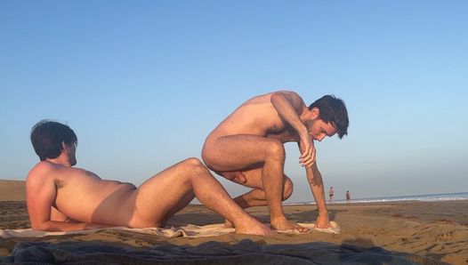 Des amis s’amusent sur une plage naturiste gay (pendant qu’un couple gay nous regarde et s’amuse aussi !)