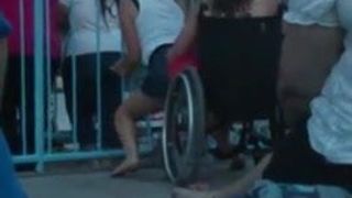 Lesbischer Lapdance im Rollstuhl