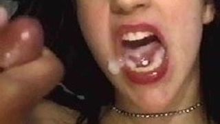 Brünette bekommt zwei Ladungen Sperma in den Mund und schluckt es