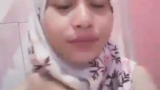 Melly masturbeert onder de douche - Indonesisch moslimmeisje (bloem)