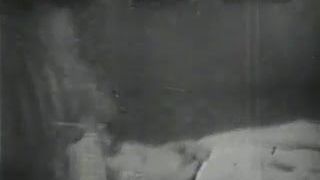 Unbefriedigte Ehefrau spielt mit einem riesigen Schwanz (Retro aus den 1950er Jahren)