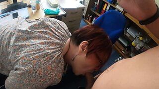 Stiefmoeder bereidt zijn pik voor om haar een anale creampie te geven