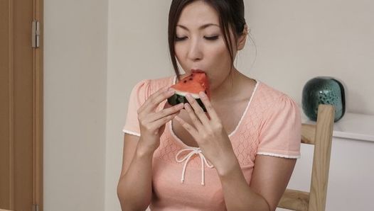 Asiatische Ehefrau Mirei Yokoyama, voller Blowj - mehr unter slurpjp.com