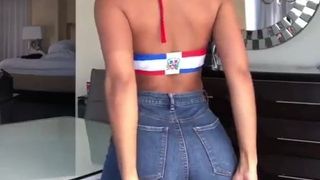 Sexy dominikanischer Hintern in kurzen Hosen
