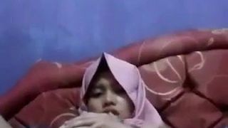 Hijab tudung jilbab freches Mädchen fingert ihre Muschi
