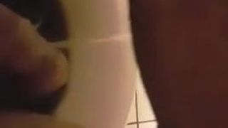 Mia moglie filippina piscia sul mio cazzo nel bagno in un ristorante