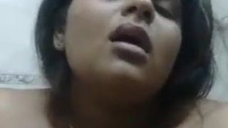 Desi-Schlampe Bhabhi masturbiert im Badezimmer