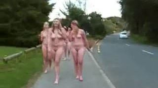 Flickor blir nakna offentligt för världens naken dag