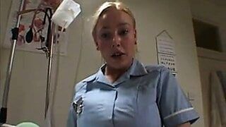 Duas enfermeiras britânicas se ensaboam e fodem um sortudo
