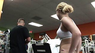 Heißes Fitnessstudio Mädchen lutscht die Stange des Trainers nach einem Training