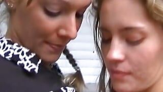 Twee prachtige Duitse meisjes neuken met een harde pik in het openbaar