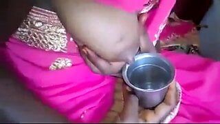 Telugu-Tante melkt Möpse
