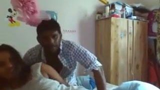 Sri-lankische Mädchenpaare genießen im Bett mit Ton