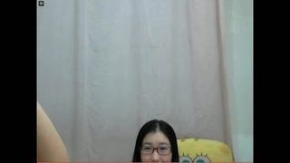 Chinesisches Mädchen zeigt Fuß für Webcam