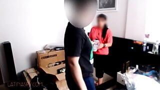 Latina-Zimmermädchen mit riesigem Arsch nimmt ein Hämmern