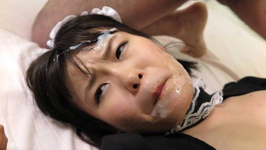 Das japanische Zimmermädchen Ai Mashiro genießt einen Vierer, unzensiert