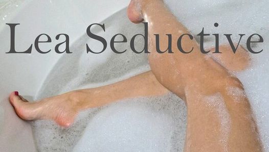 Lea verführerisch - perfekte Sohlen und Füße in der Badewanne - weich und seidig