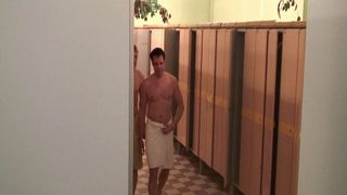 Finnische schwule Jungs in Spa - Umkleide, Amateur-Porno