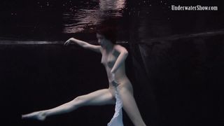 Andrejka macht erstaunliche Unterwasser-Moves