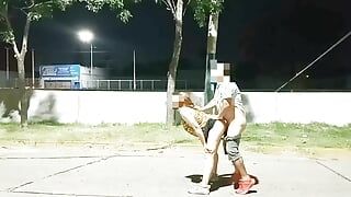 Une fille montre son vagin avec du sperme sans culotte dans la rue