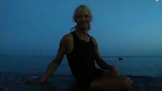 Alexa Cosmic schwimmt im meer nach Sonnenuntergang in Kleidung. Wetlook in turnschuhen, shorts und t-shirt