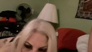 Merrydeath69 blonde Amateur-Schlampe lutscht hart