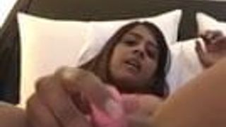 Heißes indisches Mädchen masturbiert, saftige Muschi mit Vibrator
