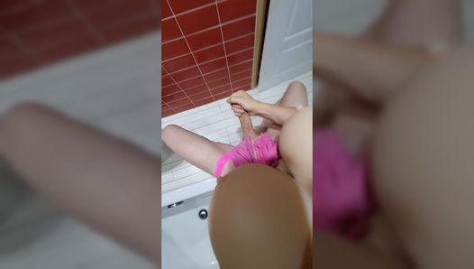 Transe Lucy mit großem Schwanz, Masturbation im Badezimmer, POV