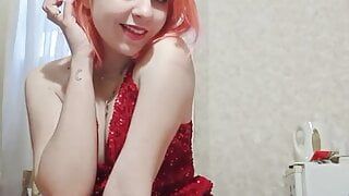 Schöner selbstgedrehter Striptease in einem roten Kleid, Masturbation mit Spielzeug und Orgasmus