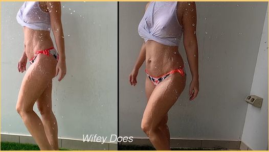 Wifey macht ihren Körper und ihre perfekten, tollen BH-losen MILF-Titten nass und zeigt sie