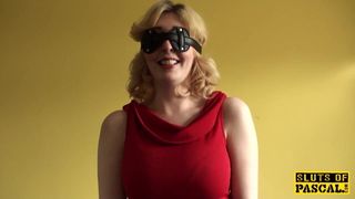 Britische BDSM-Hausfrau dominiert mit Ficken