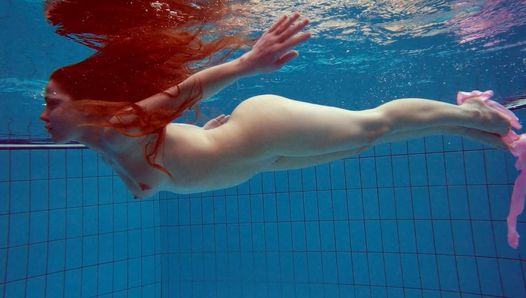 Roodharige Simonna toont haar lichaam onder water