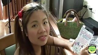 Esta puta asiática rabuda está fazendo um vídeo caseiro com seu brinquedo sexual