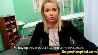 Европейской крошке вылизали киску в офисе доктора в любительском видео в любительском видео