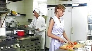 Een slanke Duitse meid wordt rommelig en geneukt door een geile chef-kok
