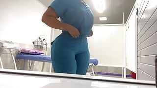 Schöner gravierter Krankenschwester-arsch (BBW-HINTERn)