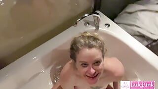 Amateur versautes paar fickt verrückt in der badewanne im freien