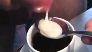 Eine Kaffeemilch trinken