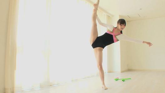 Japanisches Teenie-Ballerina wird nach dem Training gefistet