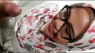 Chica musulmana hijab dando mamada y jizzed