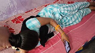 Die heiße 20-jährige indische Bhabhi betrog ihren Ehemann und hatte ihren ersten schmerzhaften Sex mit devar-clear Hindi-Audio