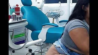 Une jeune salope latina baise son dentiste en lui faisant une grosse pipe et chevauche