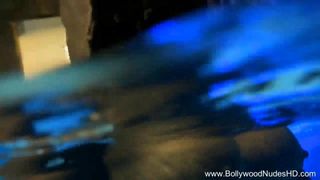 Bollywood-Wasser-Schätzchen ist hypnotisierend