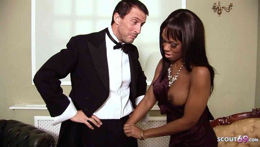 Грудастая черная чернокожая жена Goddexxx соблазняет паренька из отеля на межрасовый неверный трах