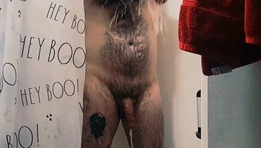 Duschzeit mit sexy tätowiertem Mann