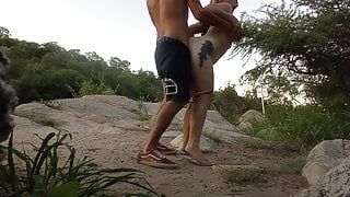 Ich habe Sex mit einem Fremden im Fluss. Argentinische Amateurin im Freien