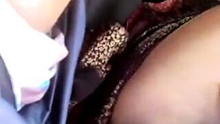Indisch meisje pijpbeurt in auto hindi