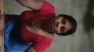 Indische heiße hausfrau zeigt, was unter ihrer kleidung ist