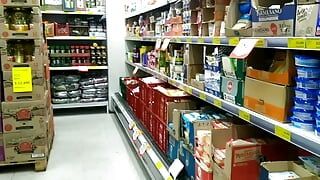 Frische milch im supermarkt