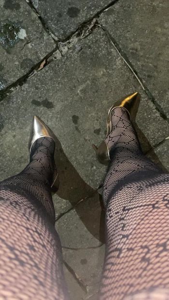 Draußen gehen in neuen gold heels und spitzenstrumpfhosen